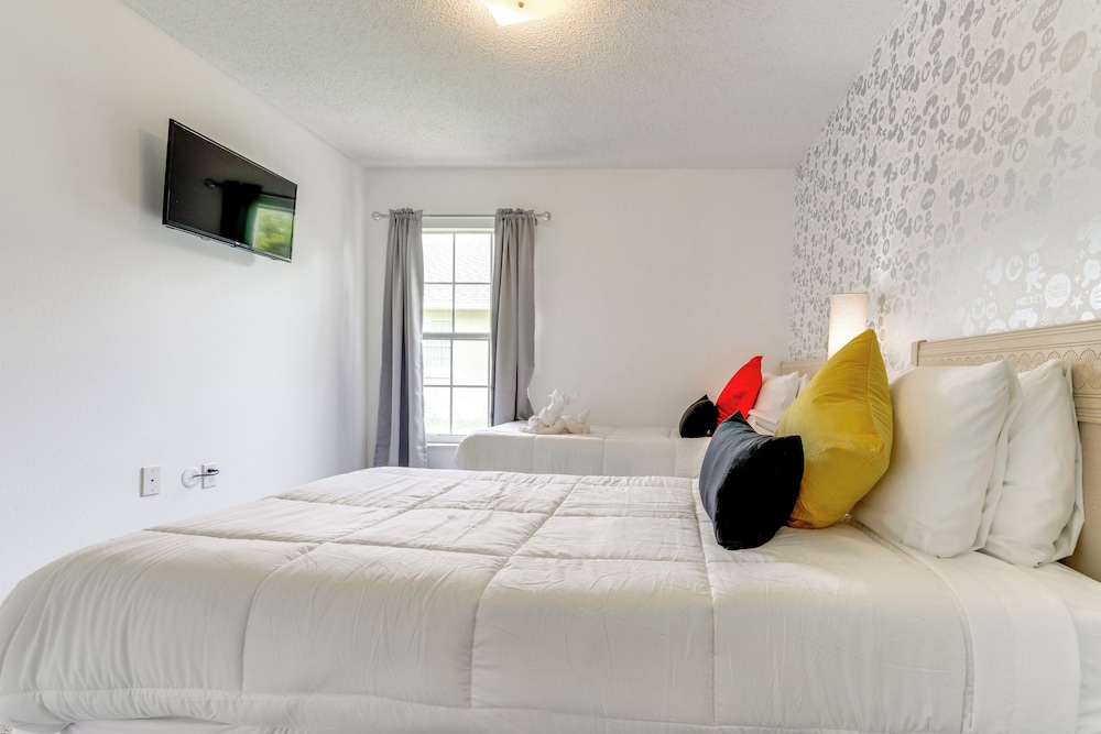 4 Mi to Disney: Home w/ Pool Table, Outdoor Oasis!