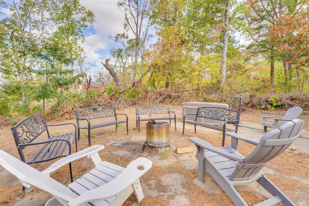 Beaver Lake Home ~ 8 Mi to Downtown Rogers! view 4