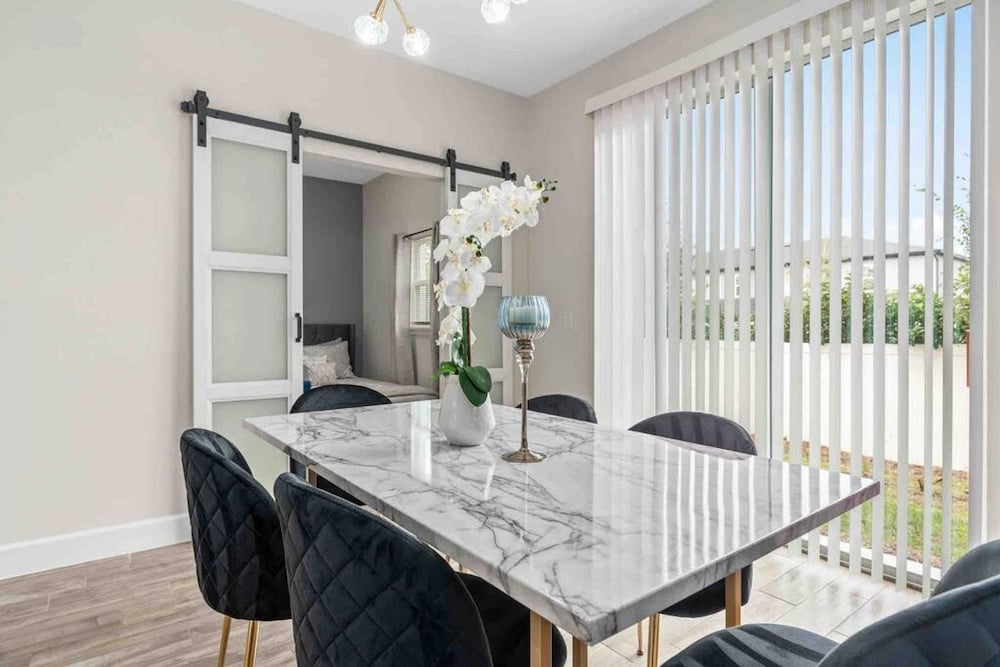 Super Epic- Sleeps 32 TWO Separate Townhomes