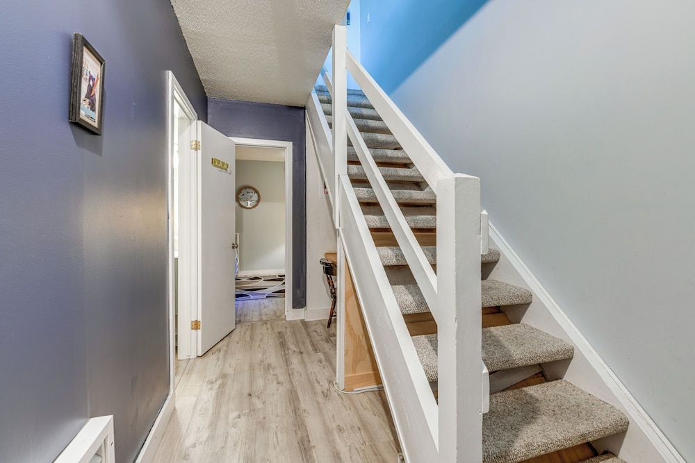 < 1/2 Mi to Sugarbush Resort: Condo w/ Deck!
