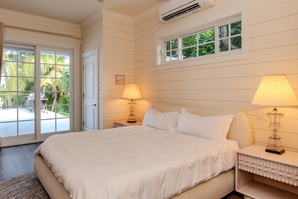 Seaduced - Brand New Luxury Beachfront Estate With Pool 4 Bedroom Home
