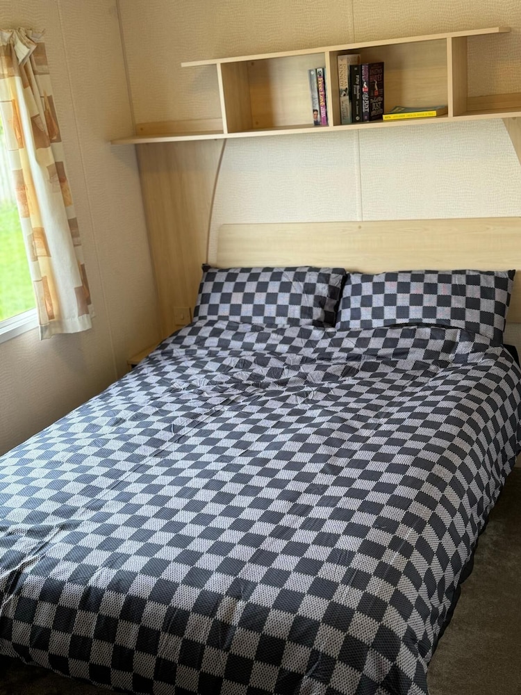 3-bed Carvan, Sleeps 6, Pets & Parking view 2