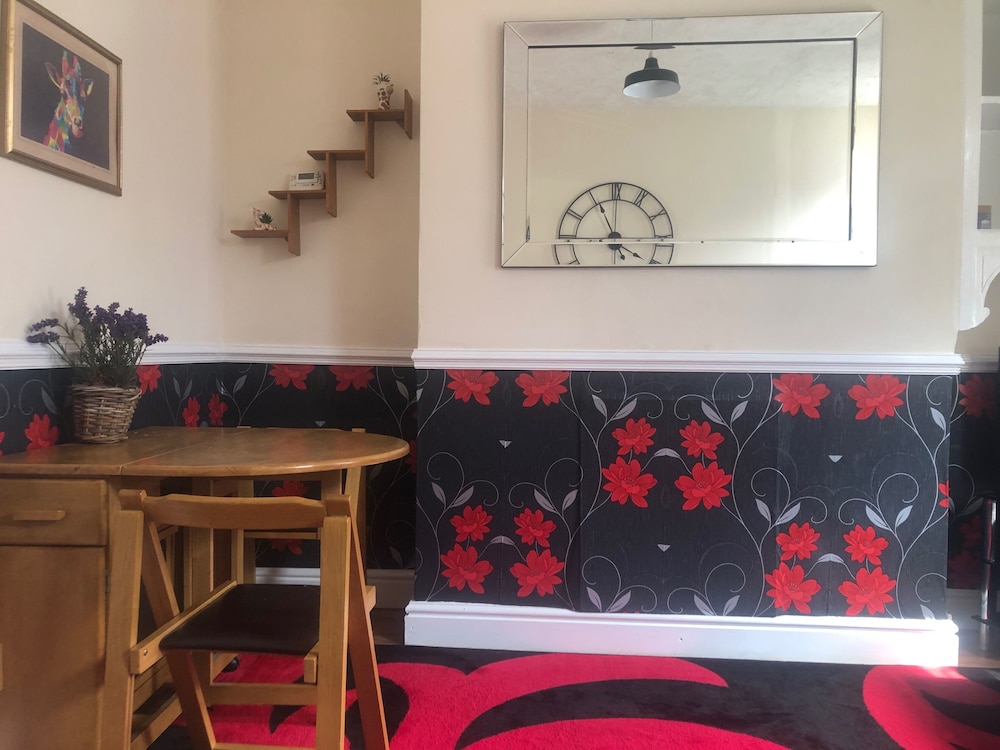 By the Sea, Sleeps 4-6, Private Patio, Nearbeach, Seasideretreat, Train to Liverpool or Chester is a hop Skip and a Jump Away