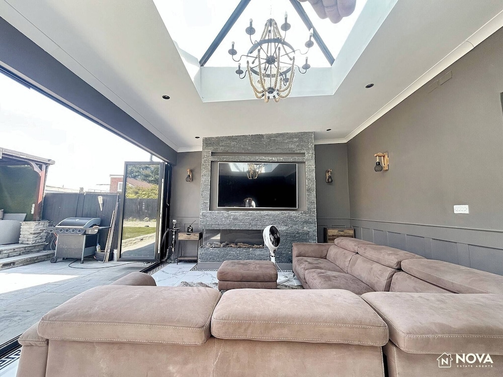 Elegant Family Home, 2x Jacuzzi Corner Bath