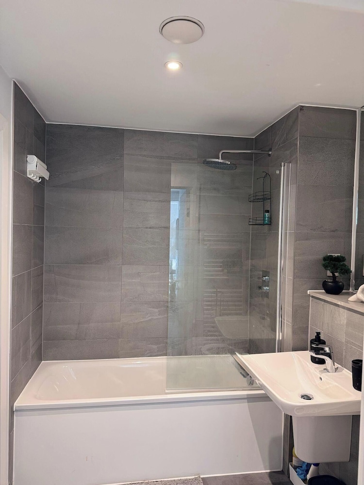 City Centre - 2-bed High Rise Apartment - Sleeps 4