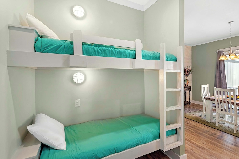 Little Lagoon Cottage for 8 - Free Activities