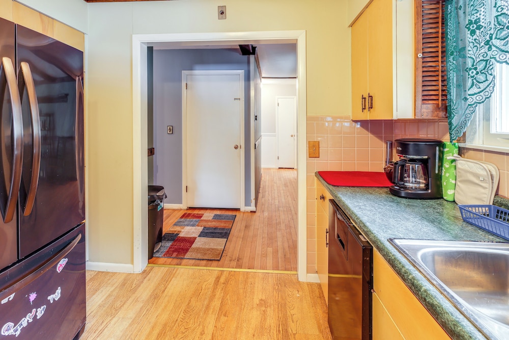 9 Mi to Lake George Village: Home in Queensbury