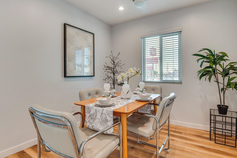 4 Mi to Sofi Stadium, Fenced Yard: Modern Retreat!