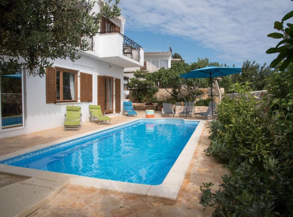 Spacious and Tranquil Apartments With Shared Pool