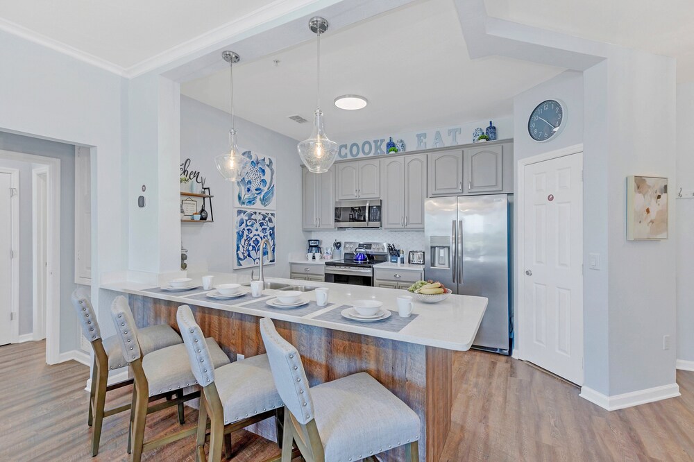 Condo w/ Prime View of Lake, Pool & Fireworks!