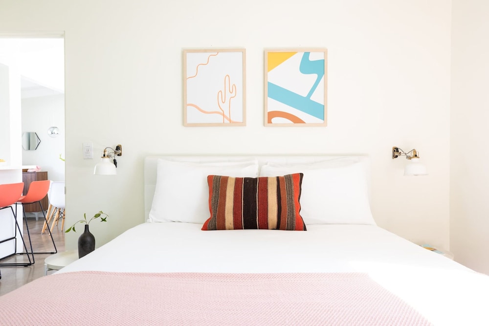 3 Private 1 Bedroom Units at The Wesley Sleeps 12