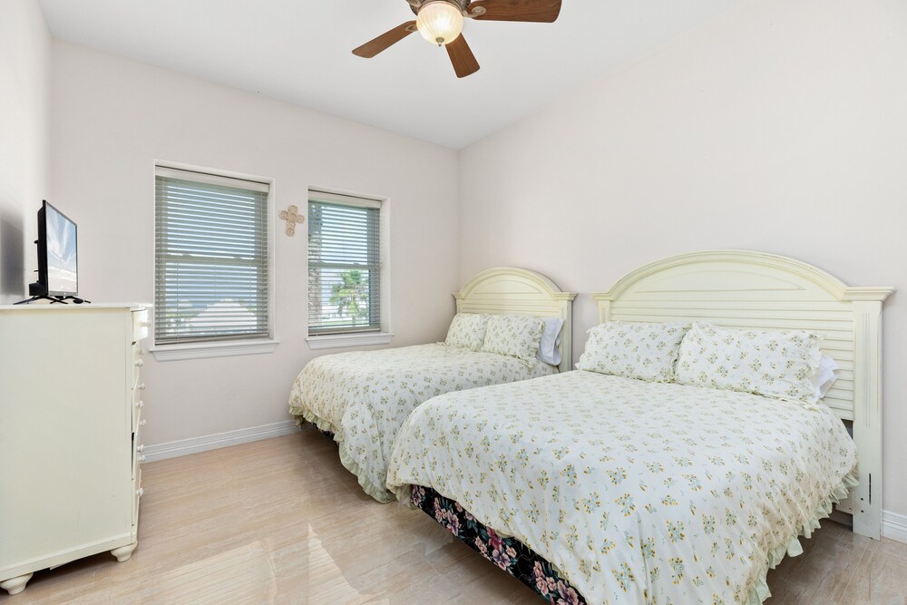 Kar - Private House Just Steps From Beach Access 4 Bedroom Home by RedAwning