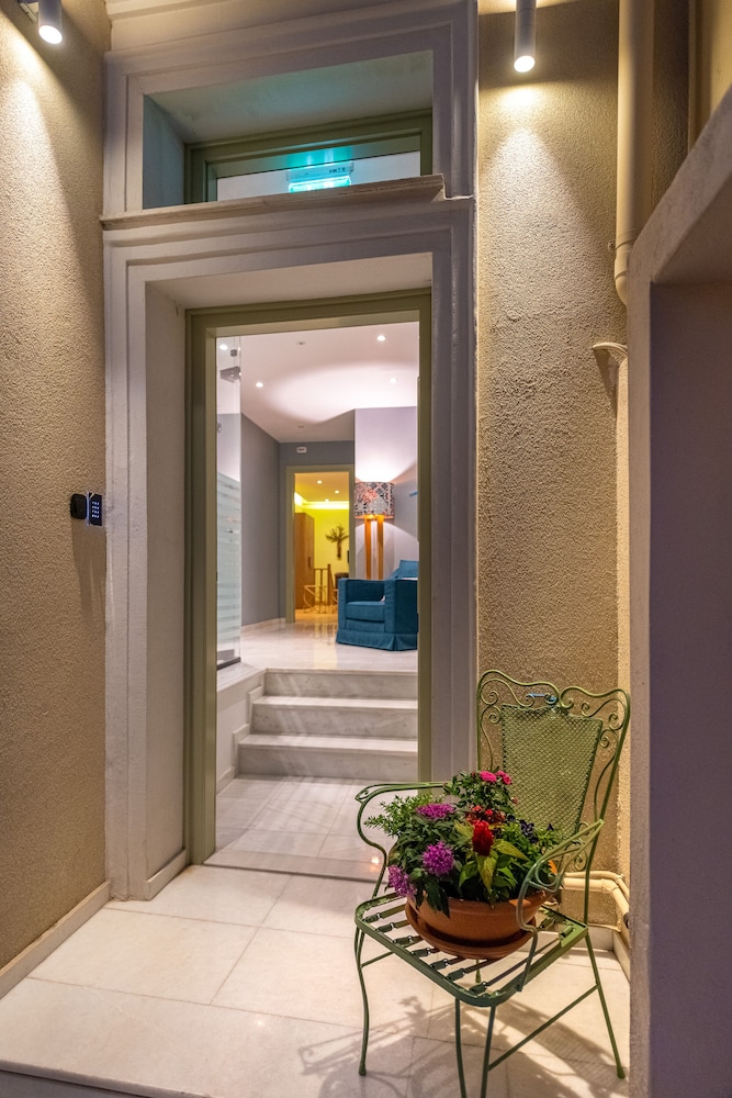 Ipelhome Plaka Boutique Apartments