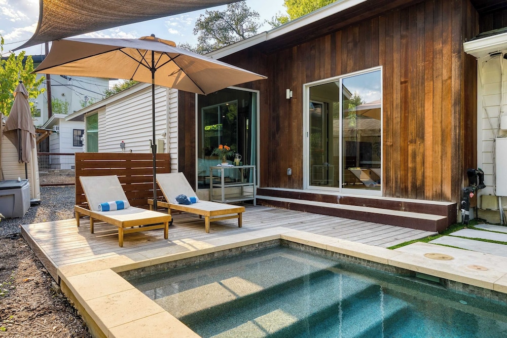 Modern Austin Home w/ Pool, Putting Green & Coffee Nook Townes Retreat by Avantstay