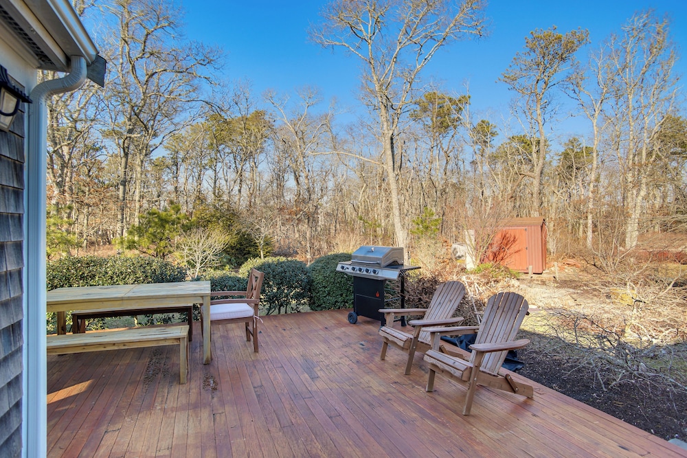 Ping-pong & Backyard: Spacious Chatham Retreat