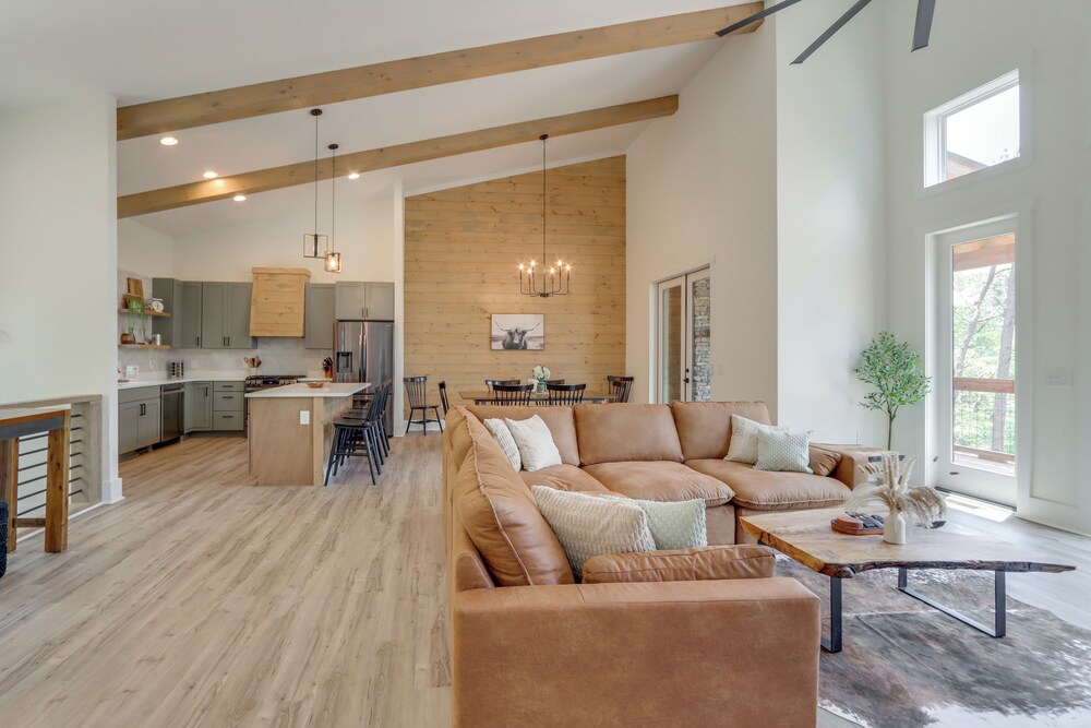 10 Mi to Dtwn: Home w/ Spacious Patio in Ellijay!