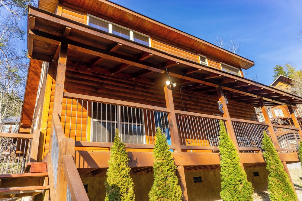 2 BR Pigeon Forge Home w/ Porch & Hot Tub