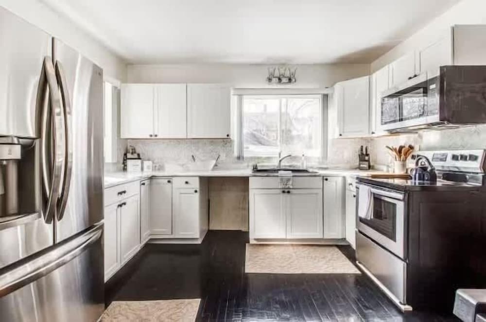Spacious 5br Sleeps 10 University District 5 Bedroom Home