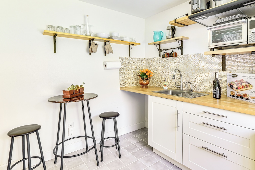 Backs to Wetlands: Tranquil Beaverton Retreat!
