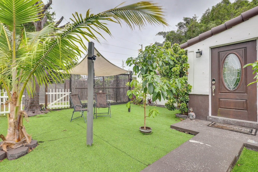 3 Mi to Beach: Hollywood Treehouse w/ Deck & Yard!