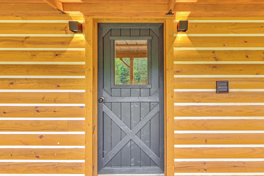 Covered Deck & Hot Tub: Cozy Retreat in Campton!