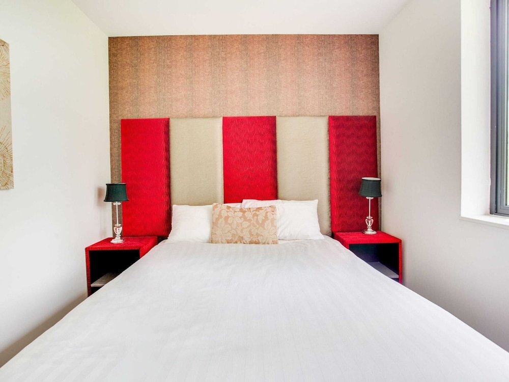 Elegant Apartment in Milton Keynes near Snozone view 3