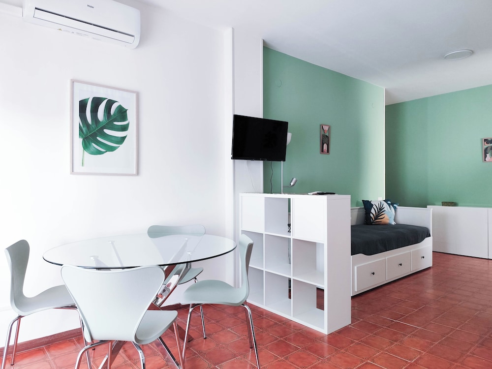 Beachside Studio With Shared Pool
