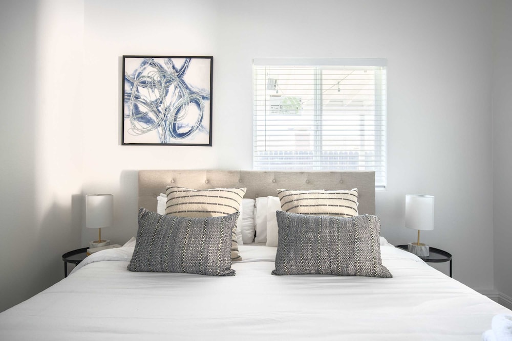 Elegant Retreat Modern Comforts, Prime Location