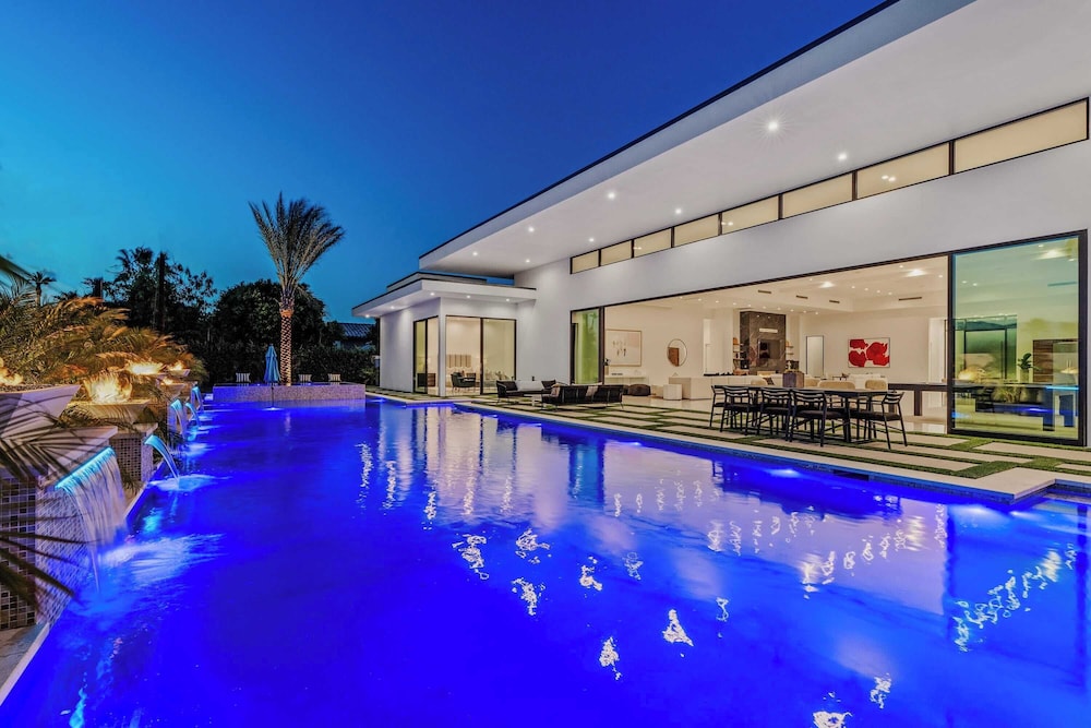 Indio Stay w/ Exclusive Amenities Pool, Hot Tub, Spa, Firepit Bravo Villa #16 by Avantstay