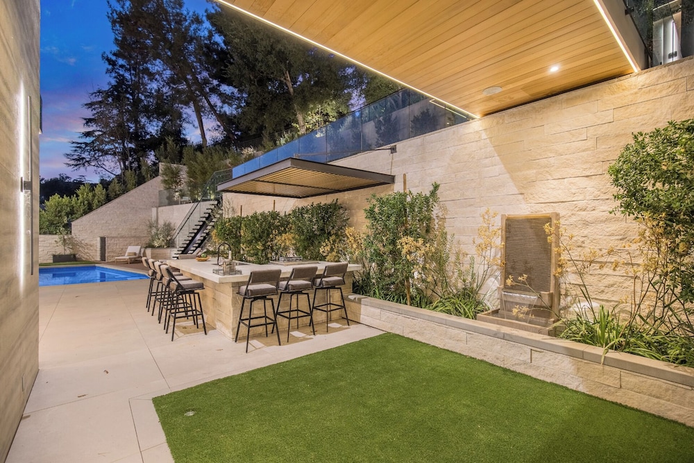 Hutton Villa - 5-bedroom Retreat in Iconic Beverly Hills Oasis