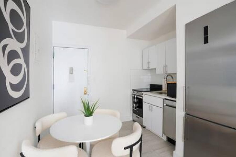 444-2e Modern 2BR Hell s Kitchen