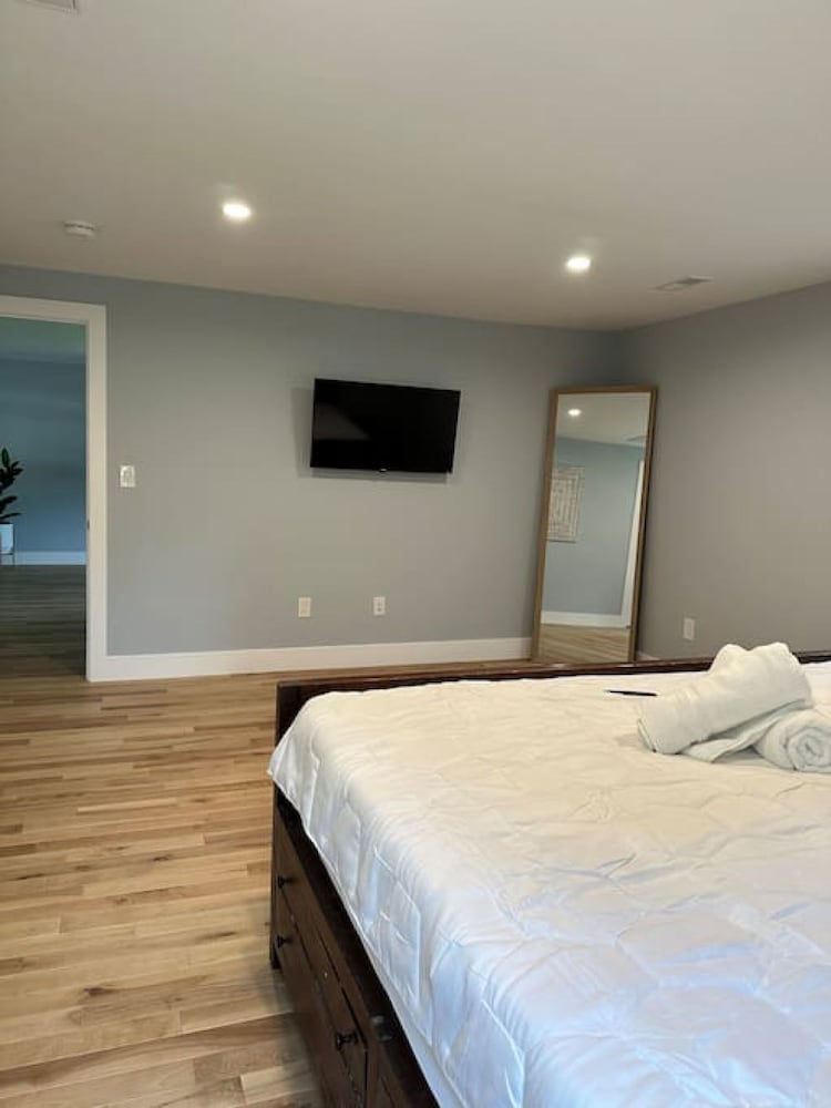 Lake Access 4 Bed 3 Bath HOT TUB