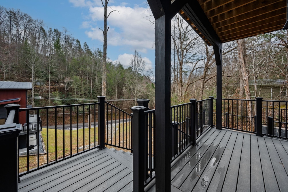 Game Room-hot Tub-10 Mins to Downtown Gatlinburg