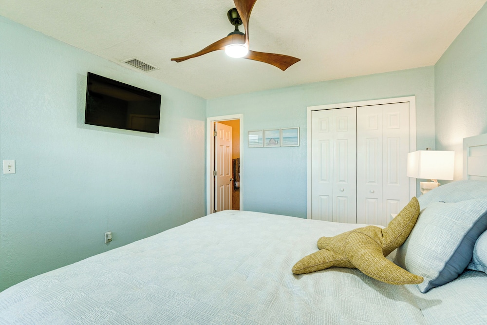 Private Dock & Pool: Port Charlotte Escape!