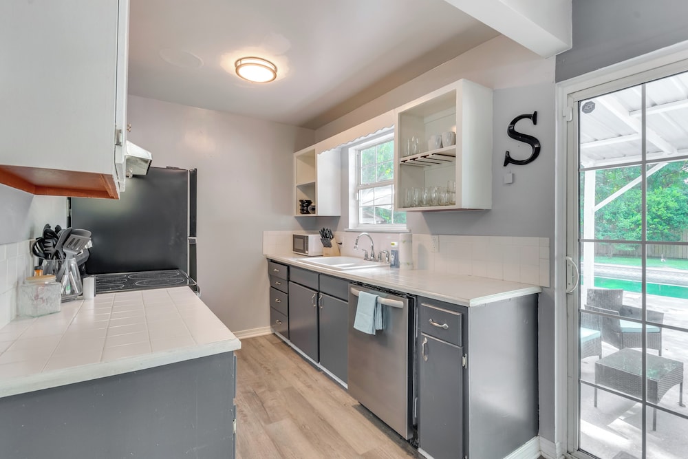 Game, Swim & Explore: Family Home in Pensacola