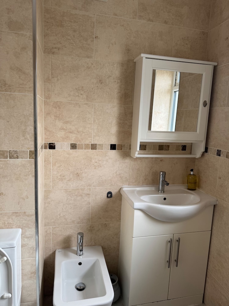 Close Central London 2 bed Flat Sleeps 4