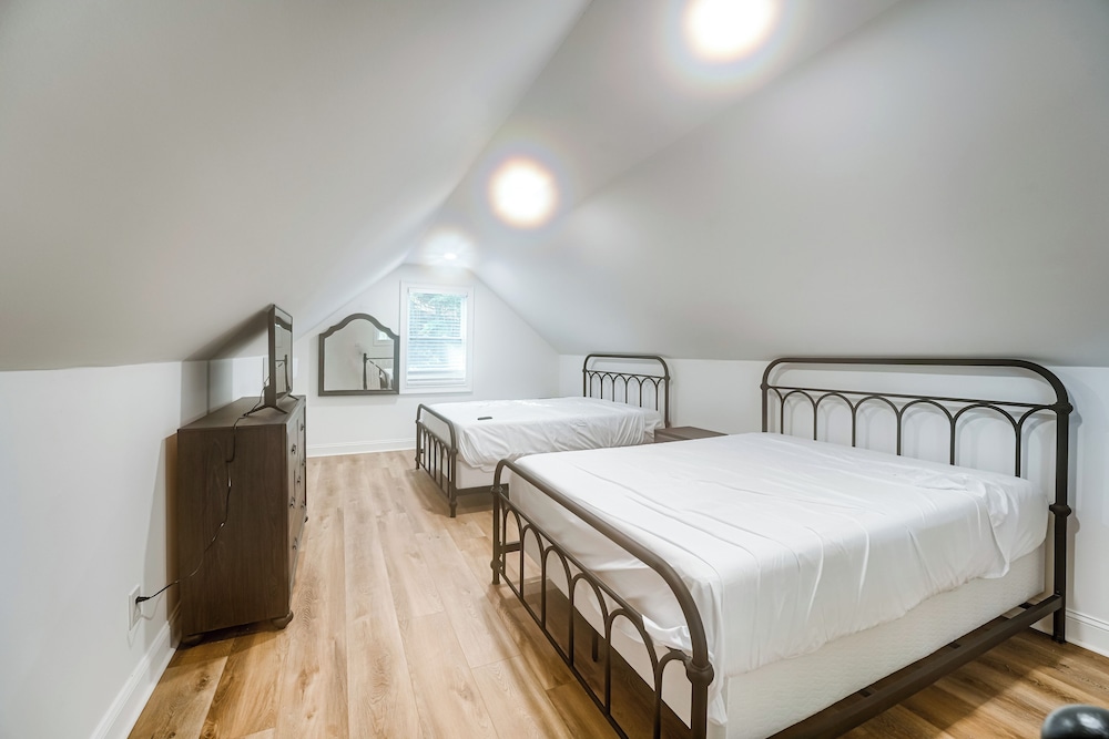 Hot Tub, Decks & 2 Kitchens: Mtn-view Jasper Gem!