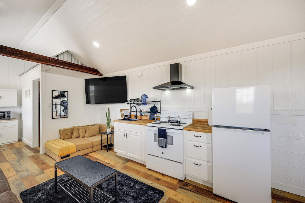 Hike, Hunt & Fish: Pet-friendly Studio in Dilley!