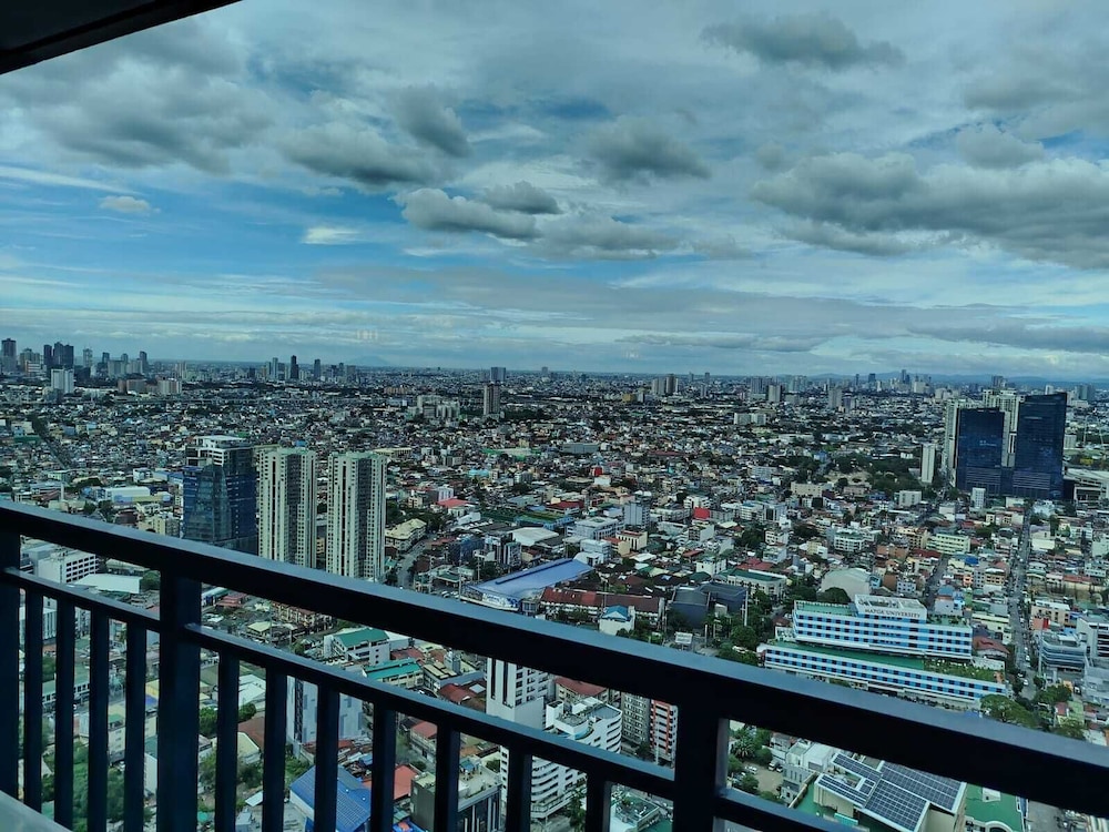 Air Residences-Modern studio w/ City skyline view