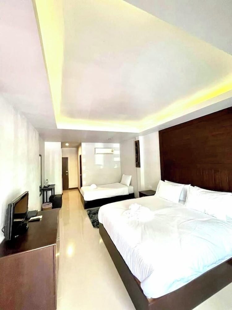 The leaf&pool hostel