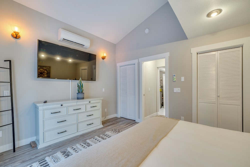 2 Blocks to Downton Chelan: Home w/ Hot Tub!