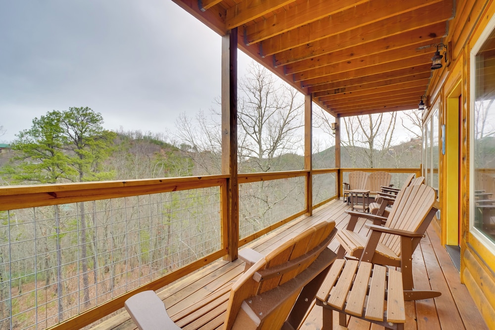 Hot Tub, Game Room & Mtn Views: Sevierville Cabin