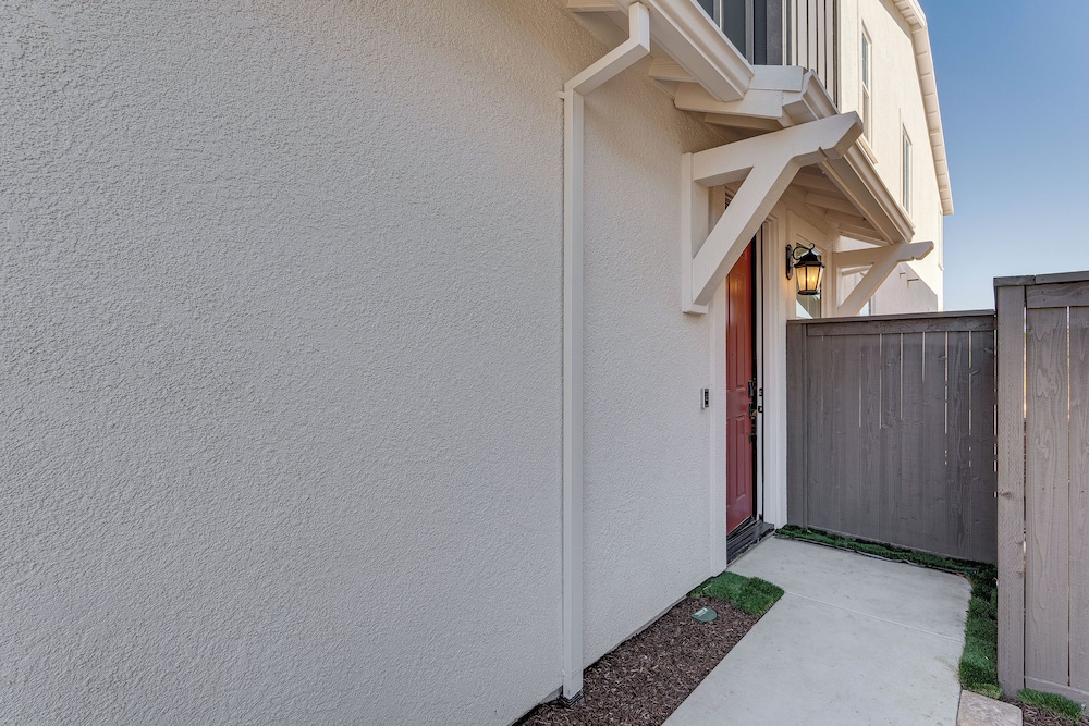 7 Mi to Folsom Lake: Sacramento Area Apartment