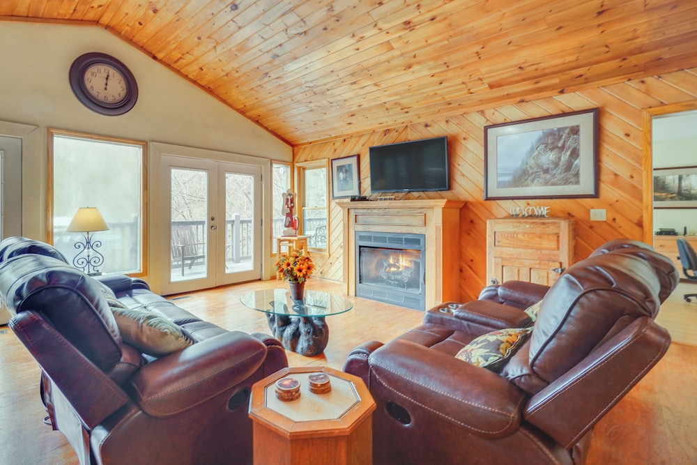 Resort Cabin With Private Hot Tub!