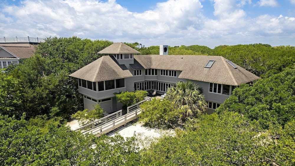 Pawleys Island Vacations - A Retreat To Create Memories For A Lifetime. 5 Bedroom Home by RedAwning - Property Image 1