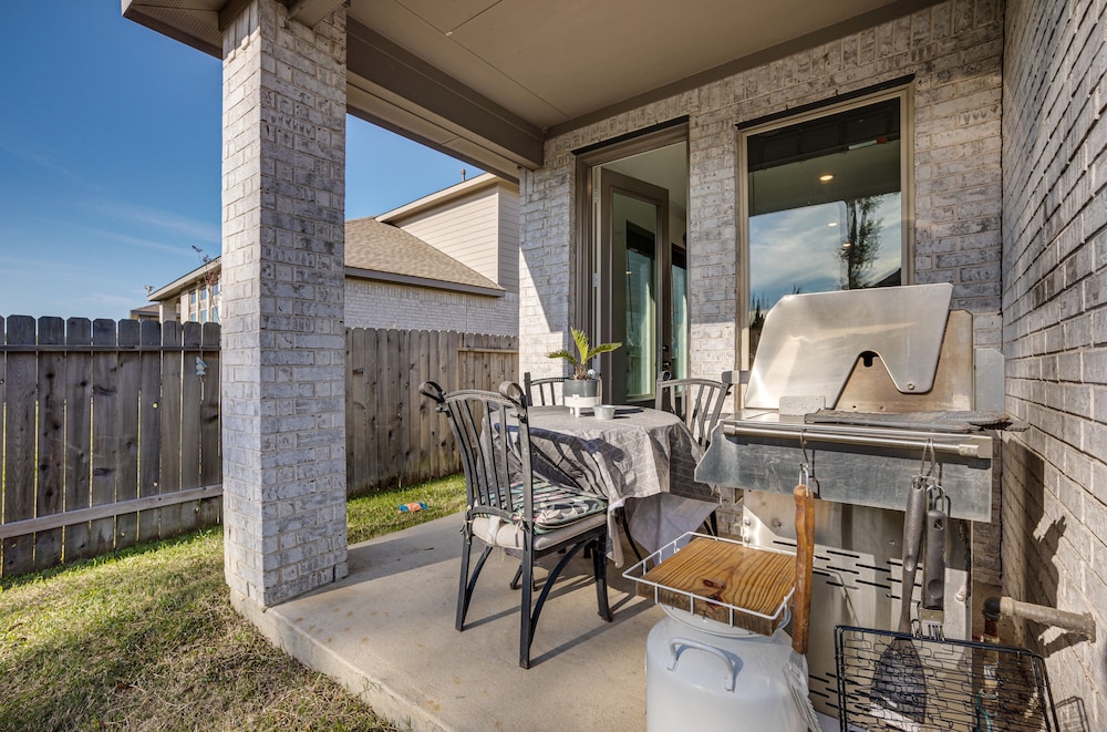 Texas Gem: Home Office  Patio, Near Lake Houston - Property Image 10