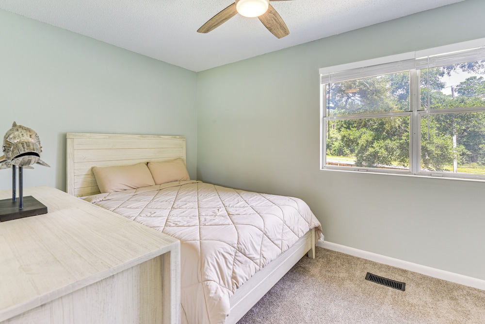 2 Mi to State Park: Dog-friendly Niceville Home