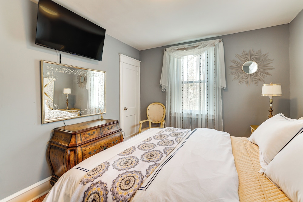 3 Mi to Penn: Pet-friendly Townhome in Yeadon!