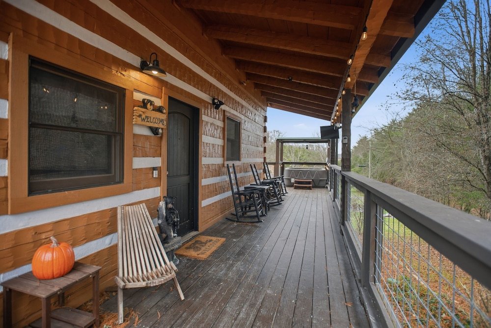 Boujee Bear Cabin With Hot Tub & Putting Green 2 Bedroom Cabin