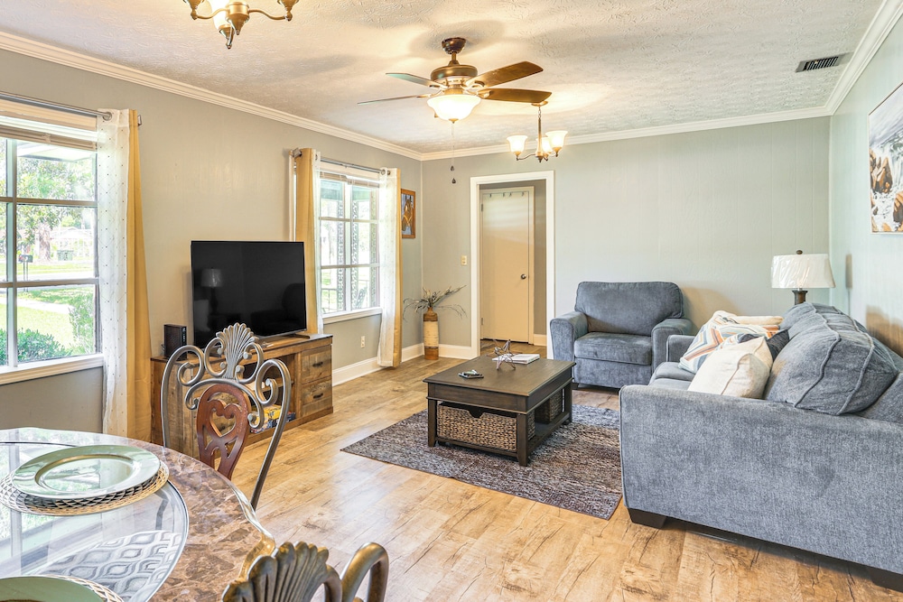 1 Mi to Dtwn Waycross: Home w/ Furnished Porch